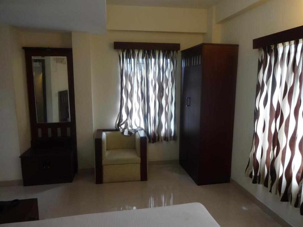 Metro Kochin Business Hotel Bagian luar foto