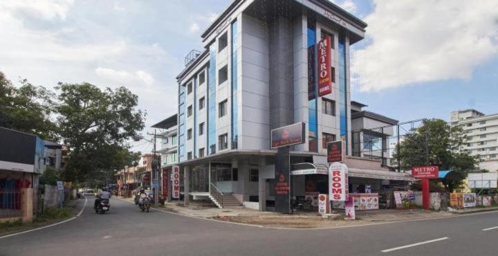 Metro Kochin Business Hotel Bagian luar foto